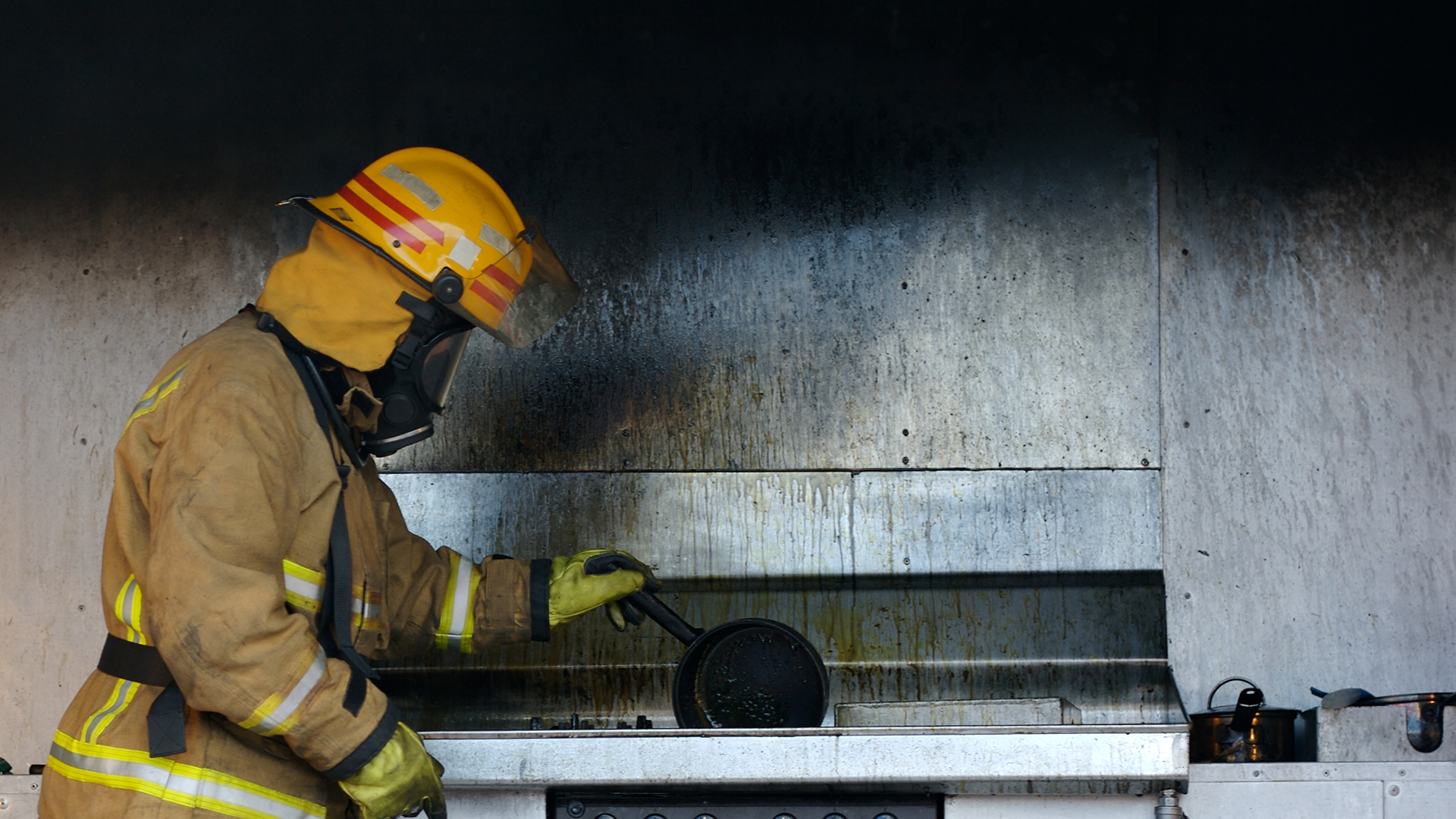 How do fire investigations identify fraudulent claims